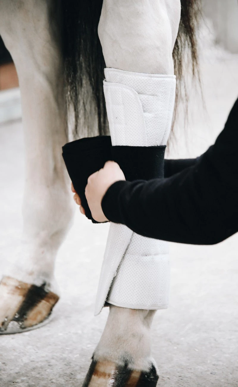 Kentucky Horsewear Kentucky Working Bandage Pads Absorb Black White 3 Kentucky Horsewear Kentucky Working Bandage Pads Absorb Black White - Image 3